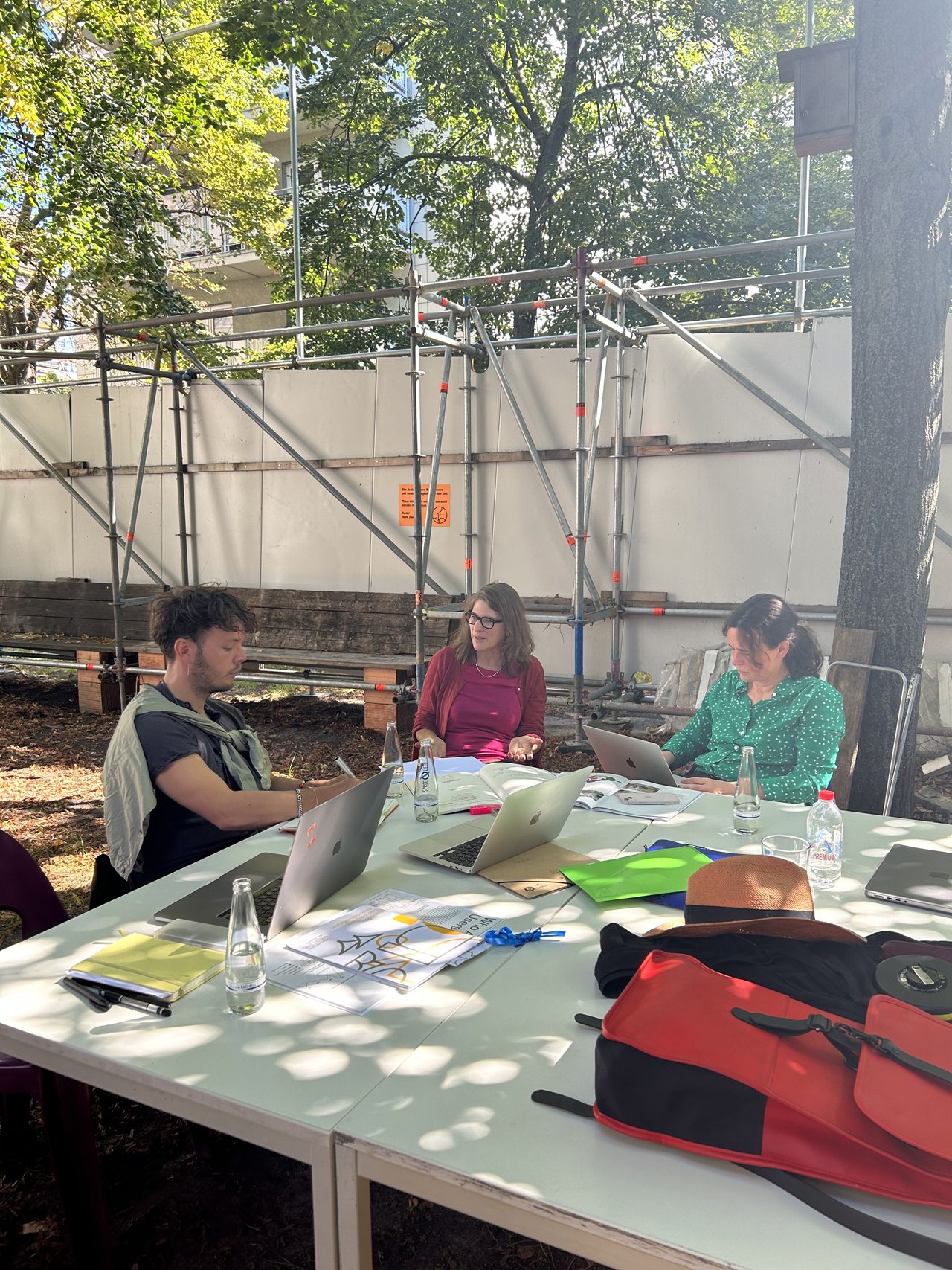 Das Projekt beginnt mit Zuhoeren Beobachten und Fragen an den Ort